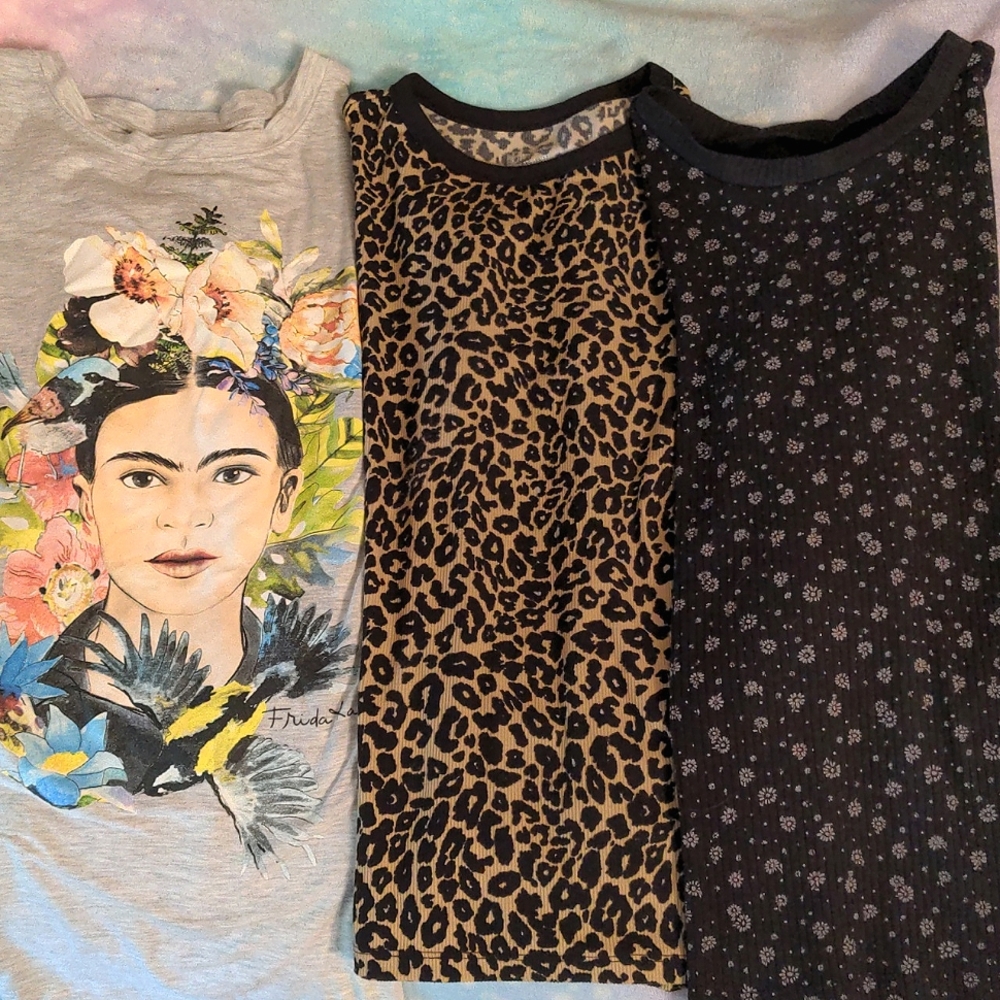 Lot of 3 tops tees Frida Khalo leopard print daisy ditzy ribbed 90s sz 15 17